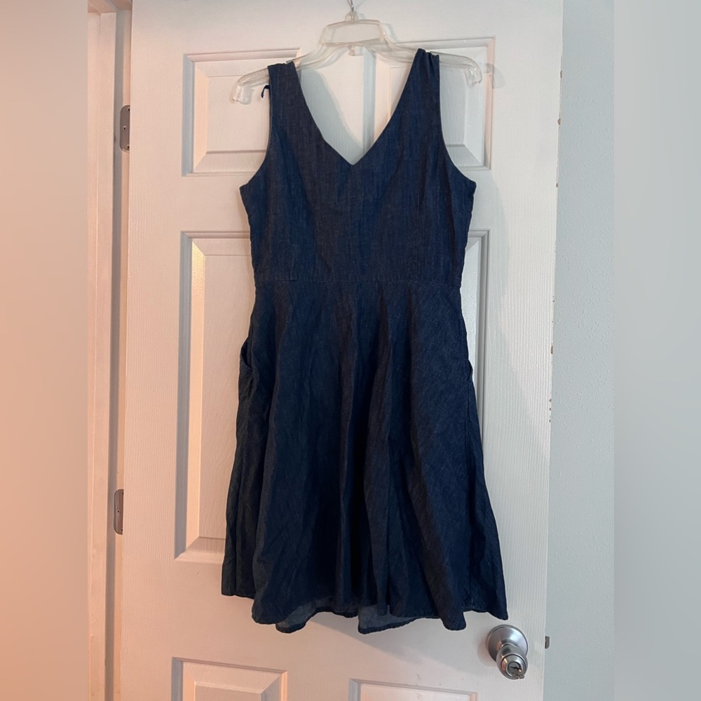 Vineyard Vines Denim Dress. Size 6. Intricate stitching on pockets of dress.